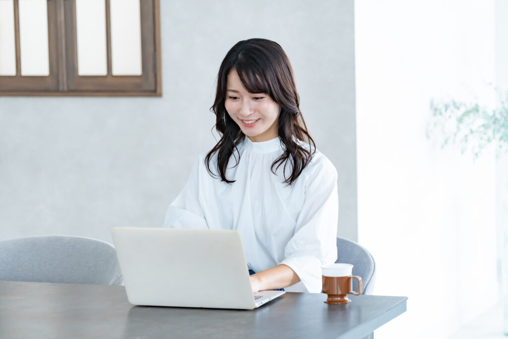 パソコン作業をする女性