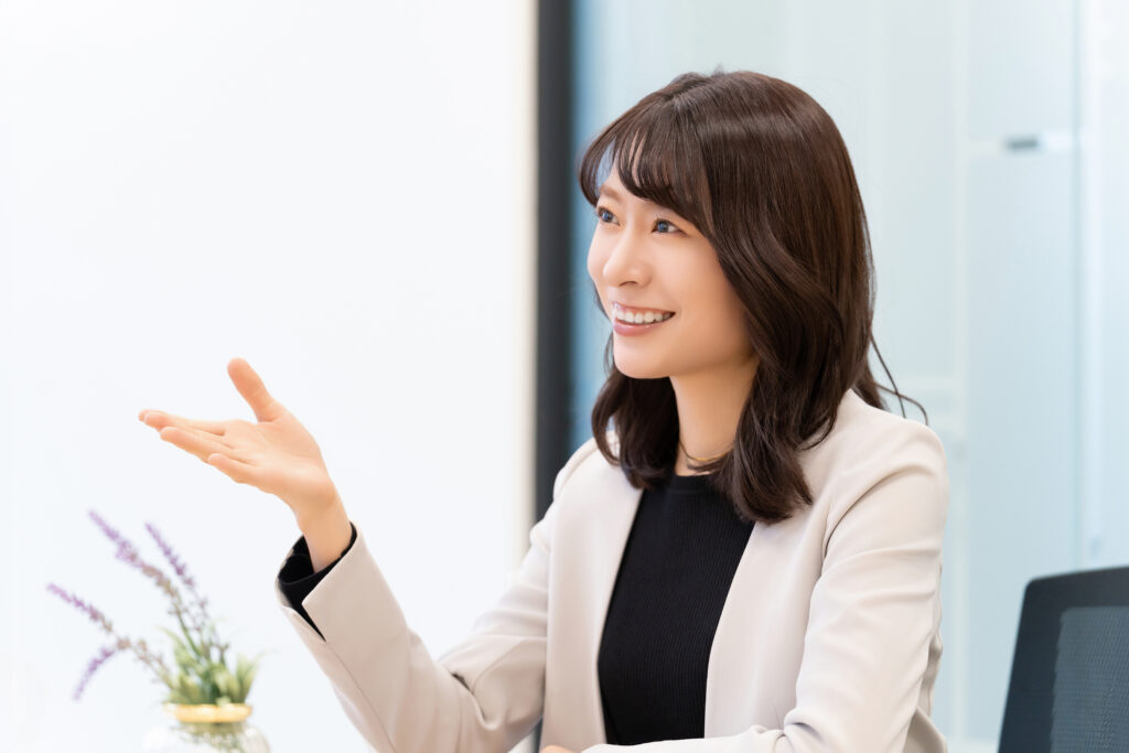 笑顔で対話をする女性・ビジネスウーマン