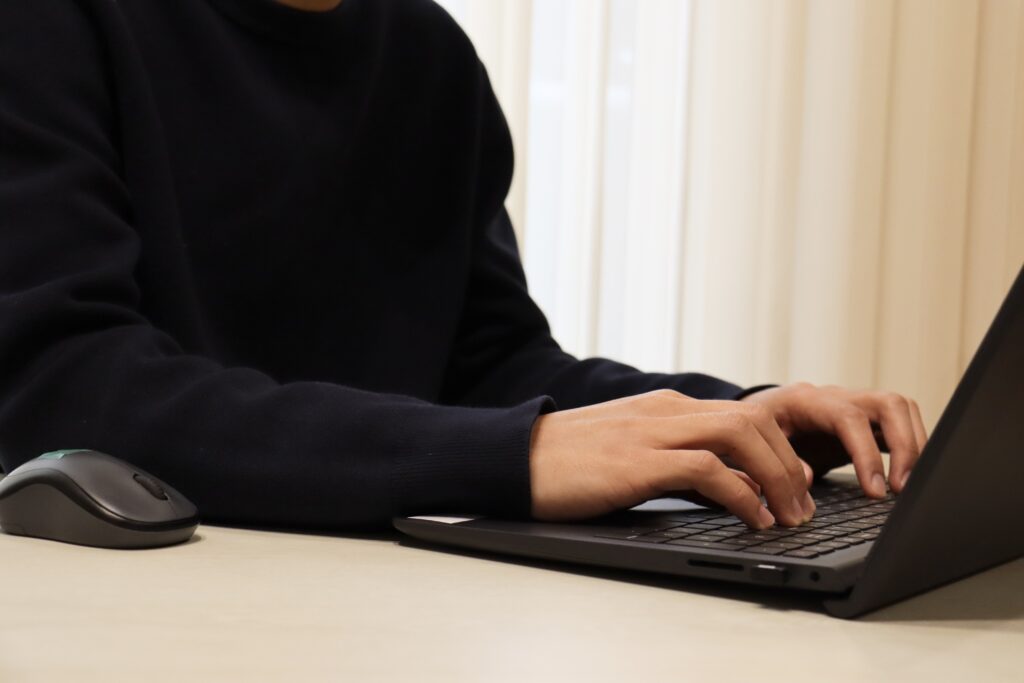 ノートパソコンを操作する男性