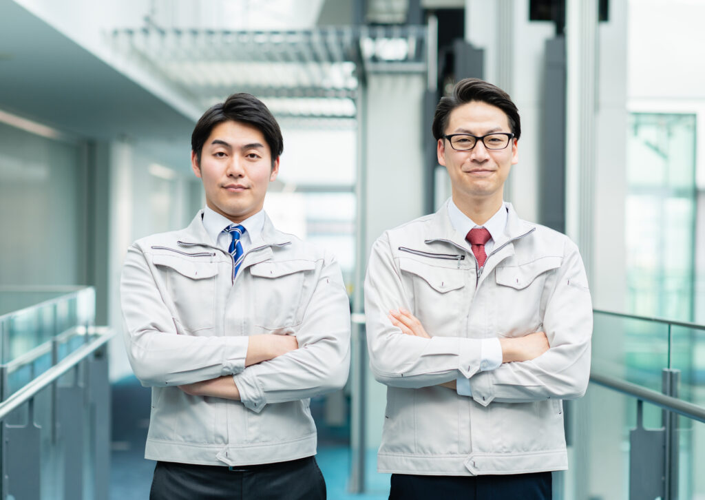 オフィスで働く男性エンジニア