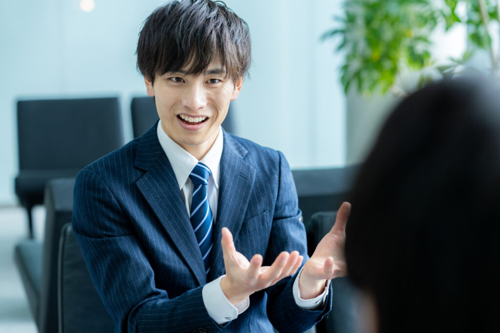 オフィスで商談するビジネスマン
