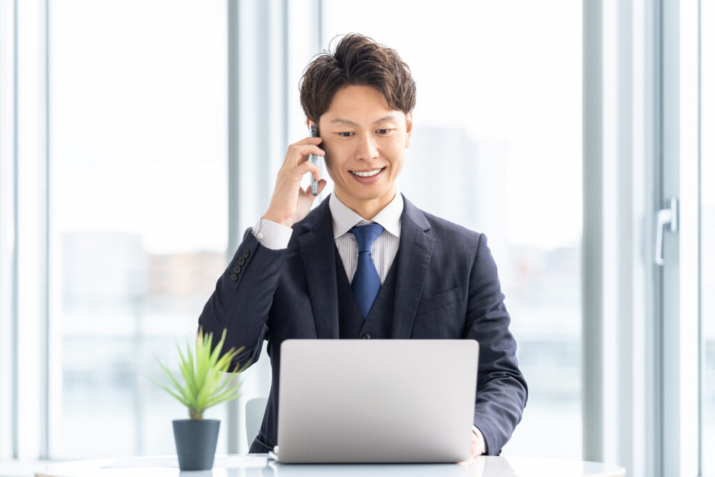 電話をする男性