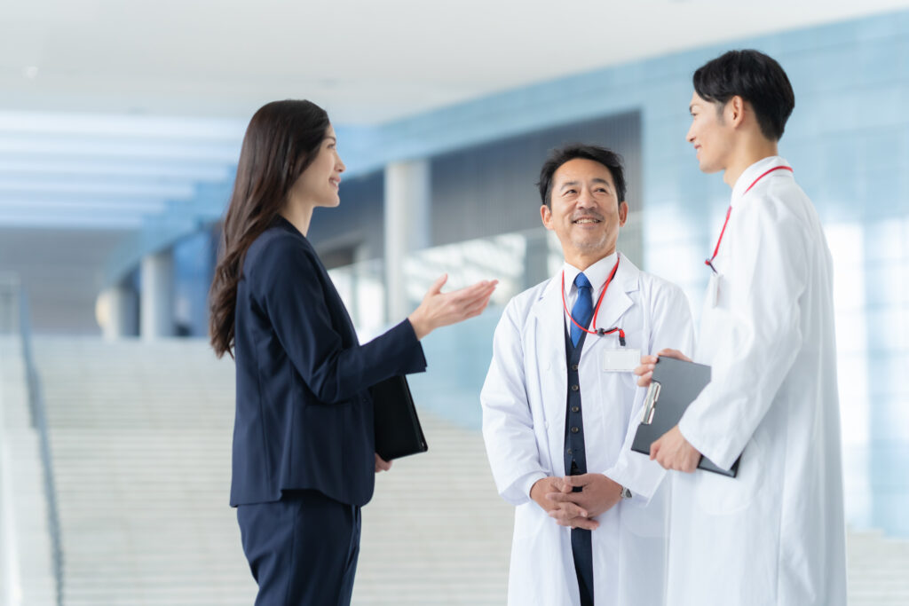 病院で医者と商談をするMR