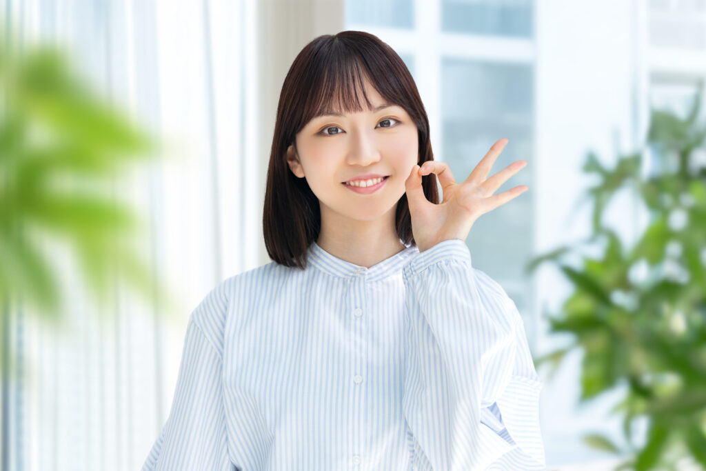 OKポーズをする女性