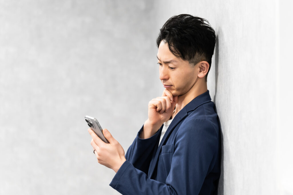 スマホを見る男性