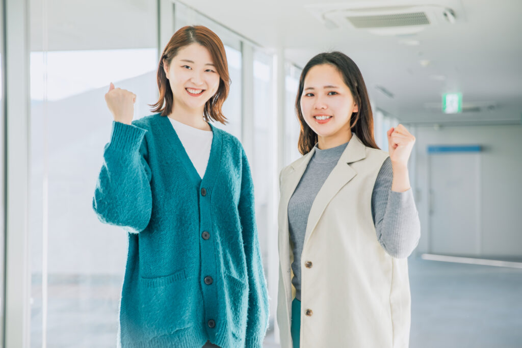 ガッツポーズする女子大学生