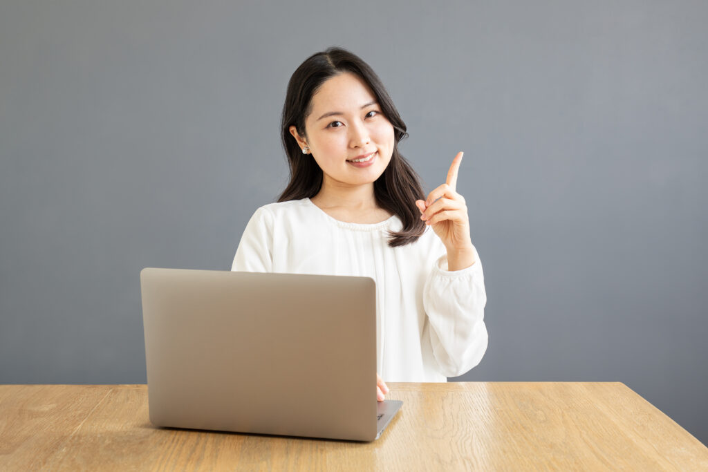 PC前のアジア人女性