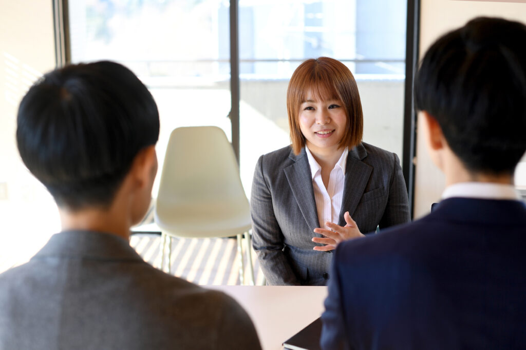 面接を受ける女性