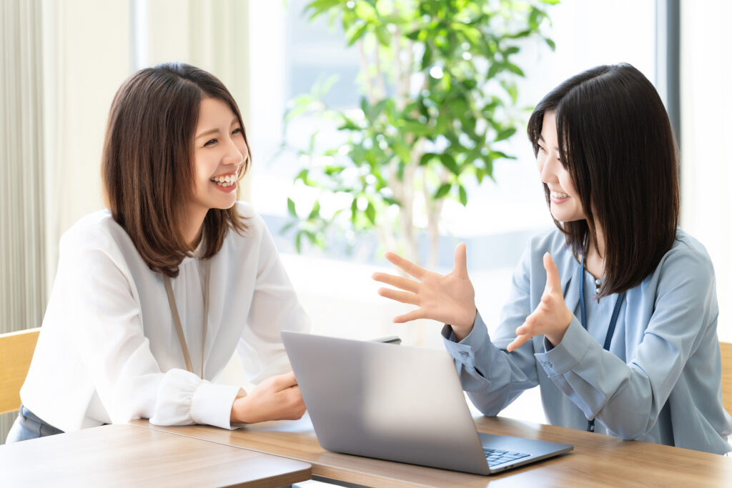 ミーティングをする2人のビジネスウーマン