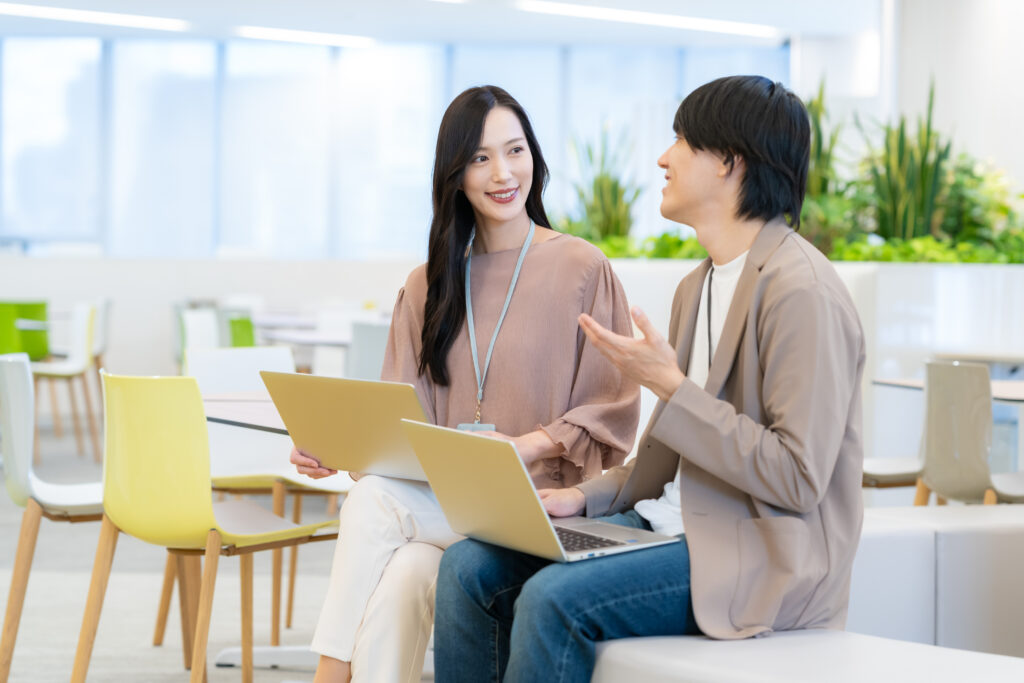 会議をする男女