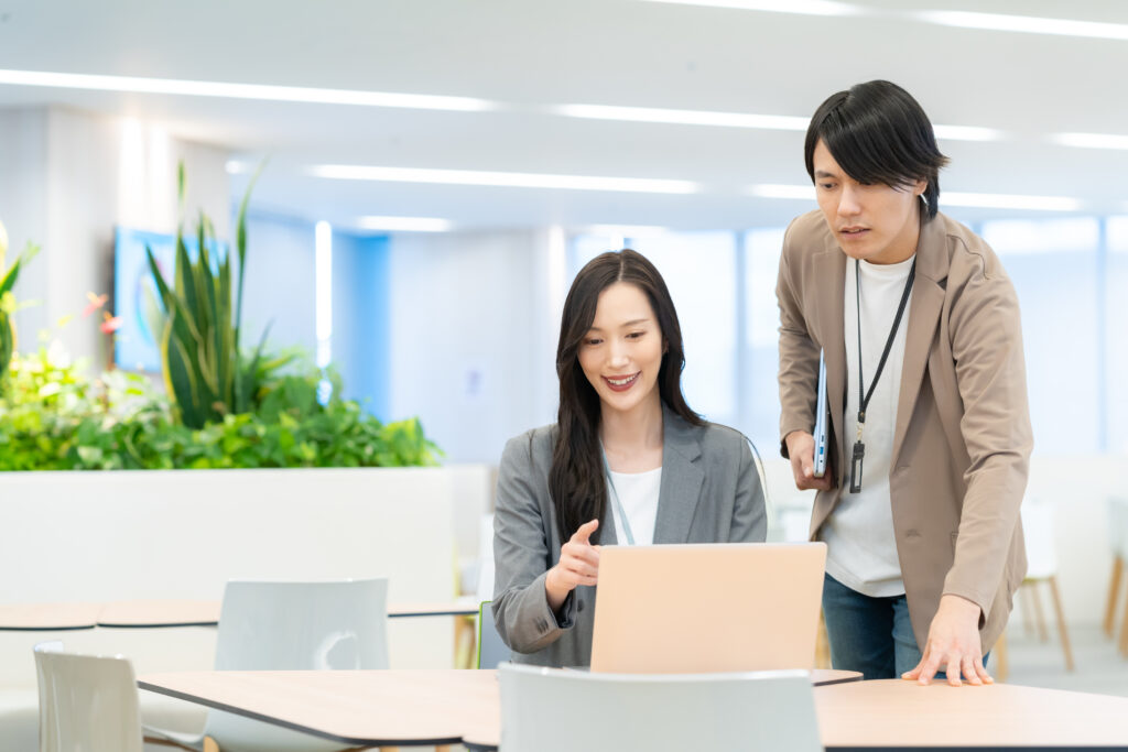 会議をする男女のビジネスマン