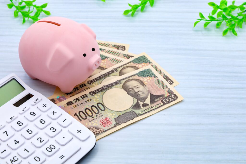 豚の貯金箱とお金