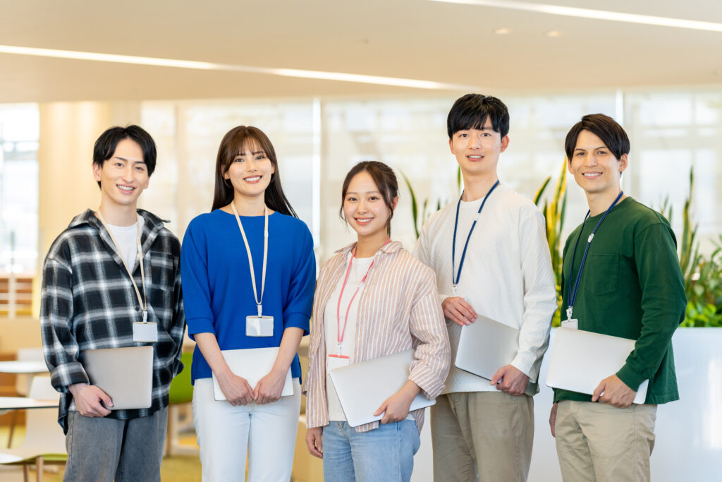 オフィスで働く若いエンジニアのスタッフ