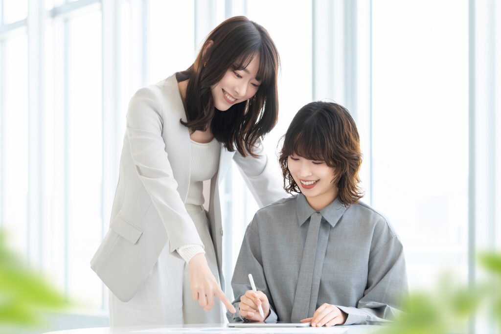 ミーティングをする2人のビジネスウーマン