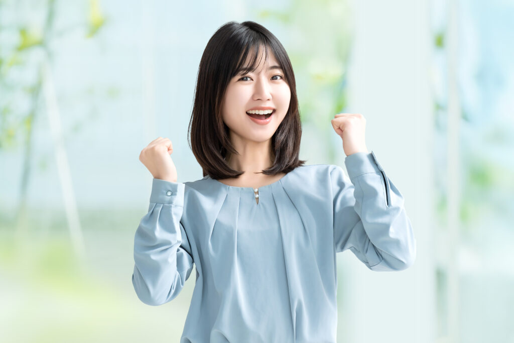 ガッツポーズをする女性・ビジネスウーマン