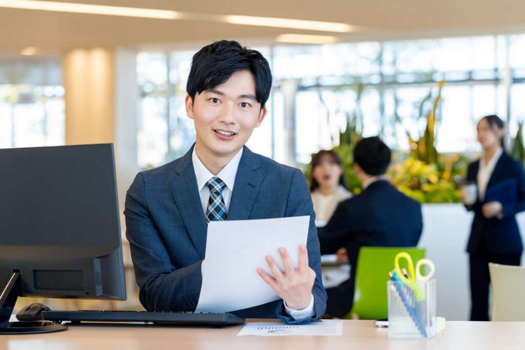 オフィスで働く若いビジネスマン