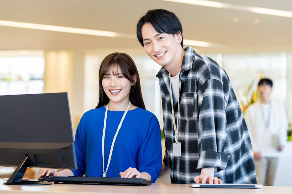 オフィスで働くエンジニア