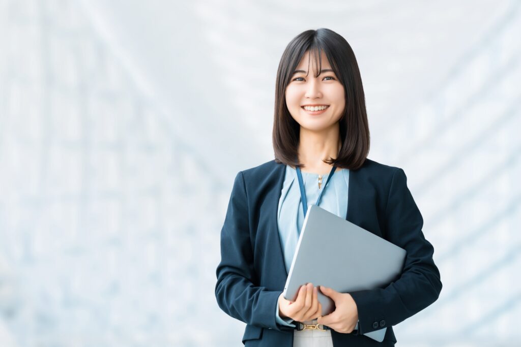 書類を持つ女性