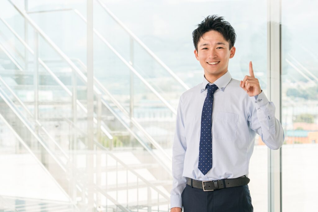 オフィスビルにいる若いビジネスマン