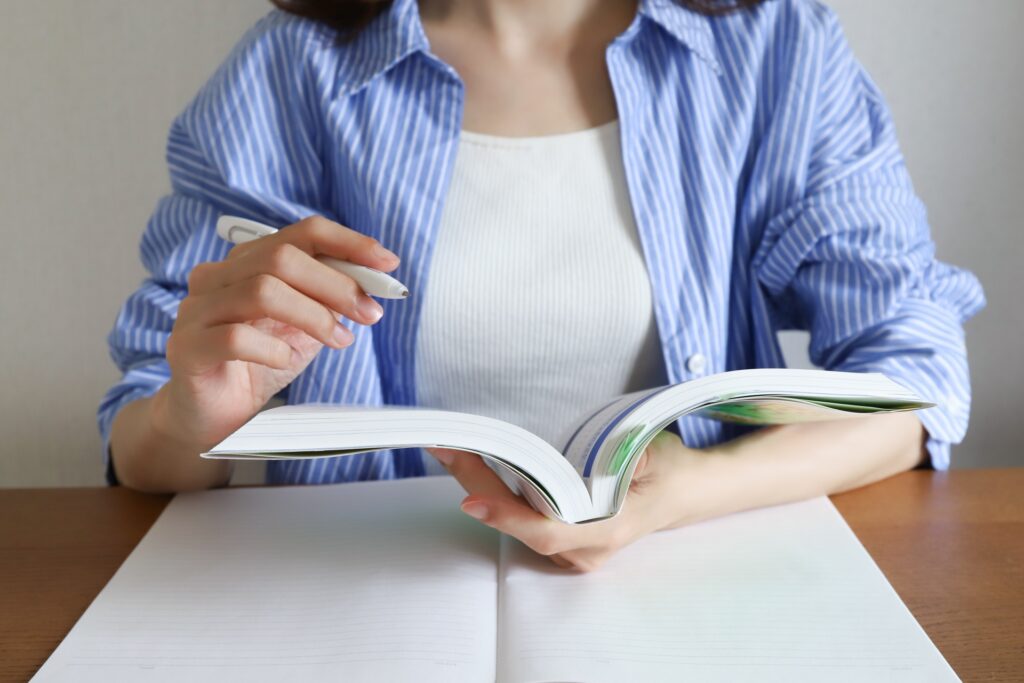 勉強する女性