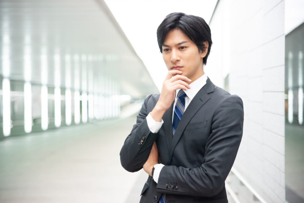 考え込む男性