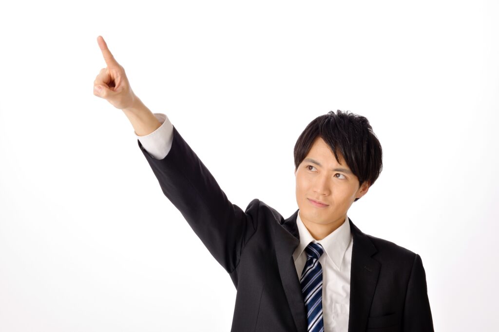 指をさす男性