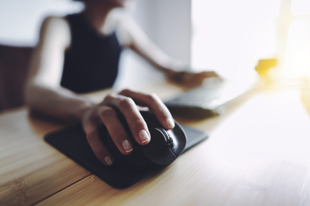 マウス操作をする女性