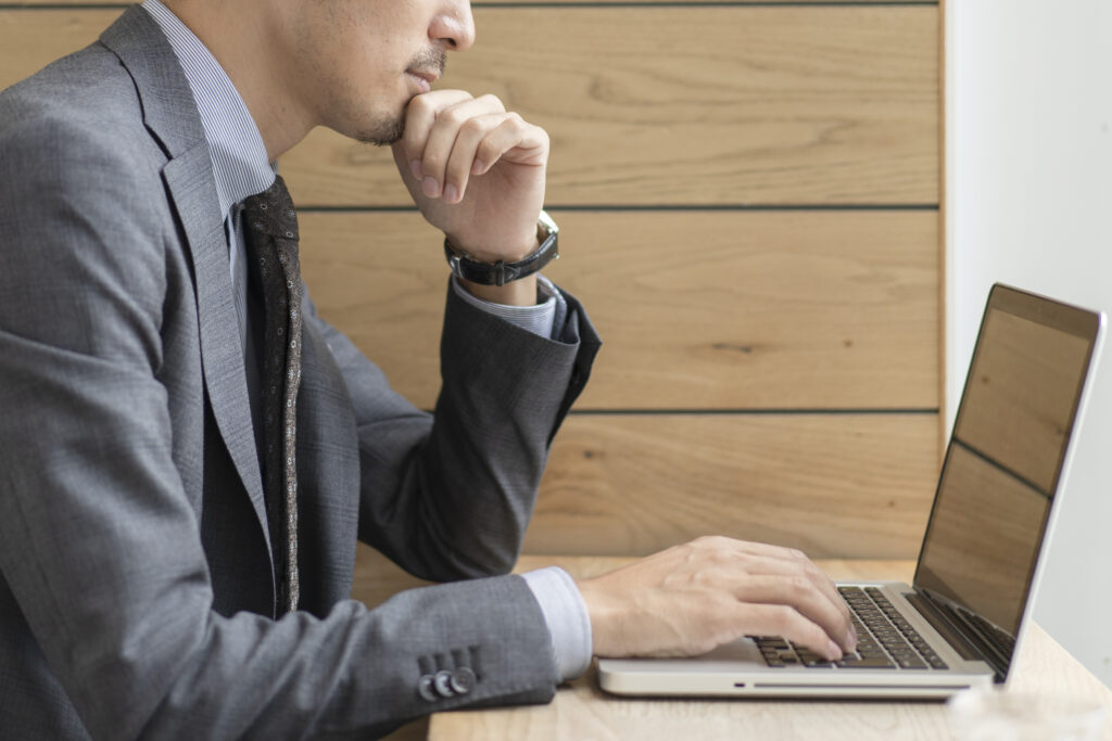 パソコンで悩む男性