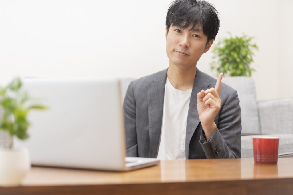 在宅ワークの注意をする男性