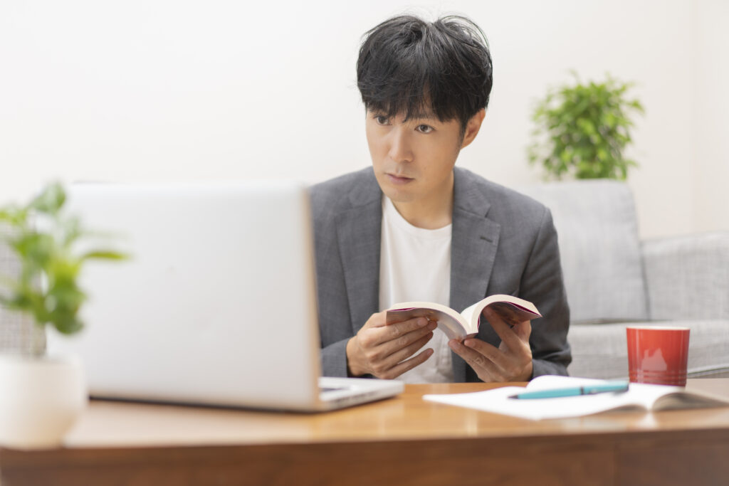 パソコンを見ながら学習する男性