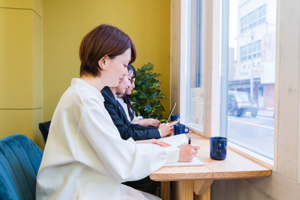 カフェの窓際にいる女性