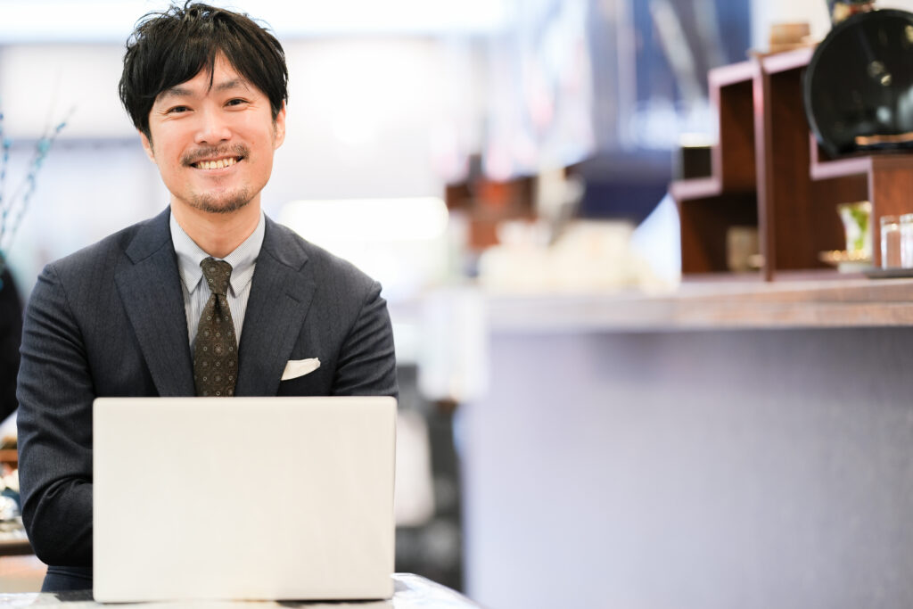 パソコンとスーツの男性