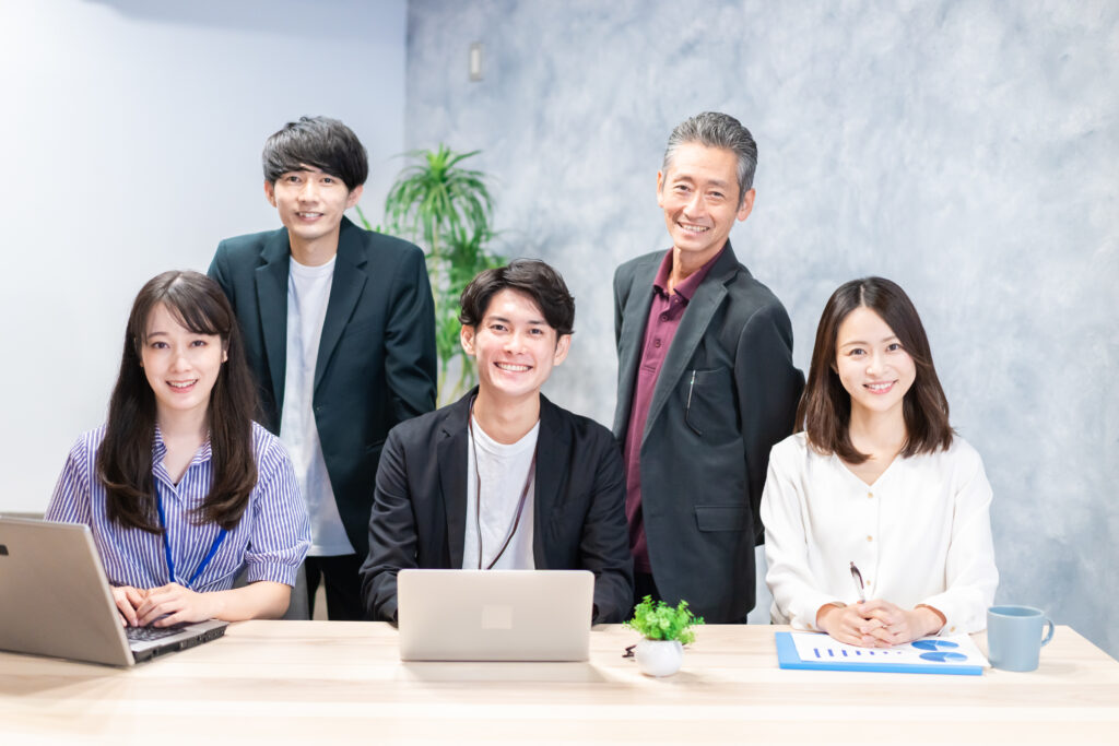 オフィスで打ち合わせ