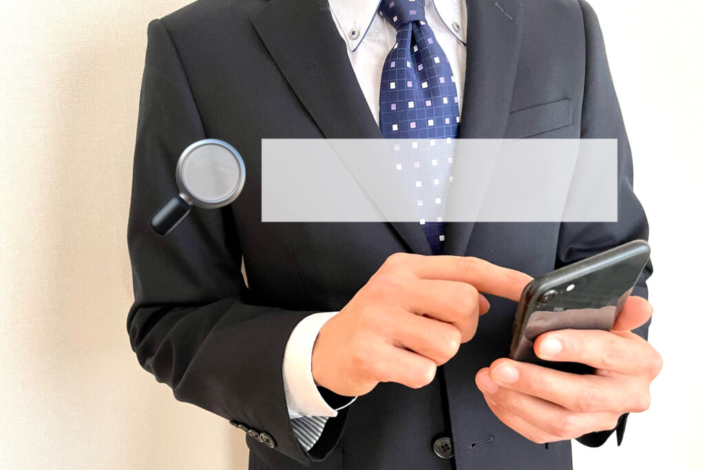 スマホで検索するビジネスマン SEO対策