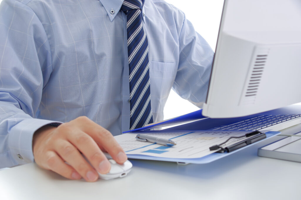 パソコンで仕事をするスーツの男性