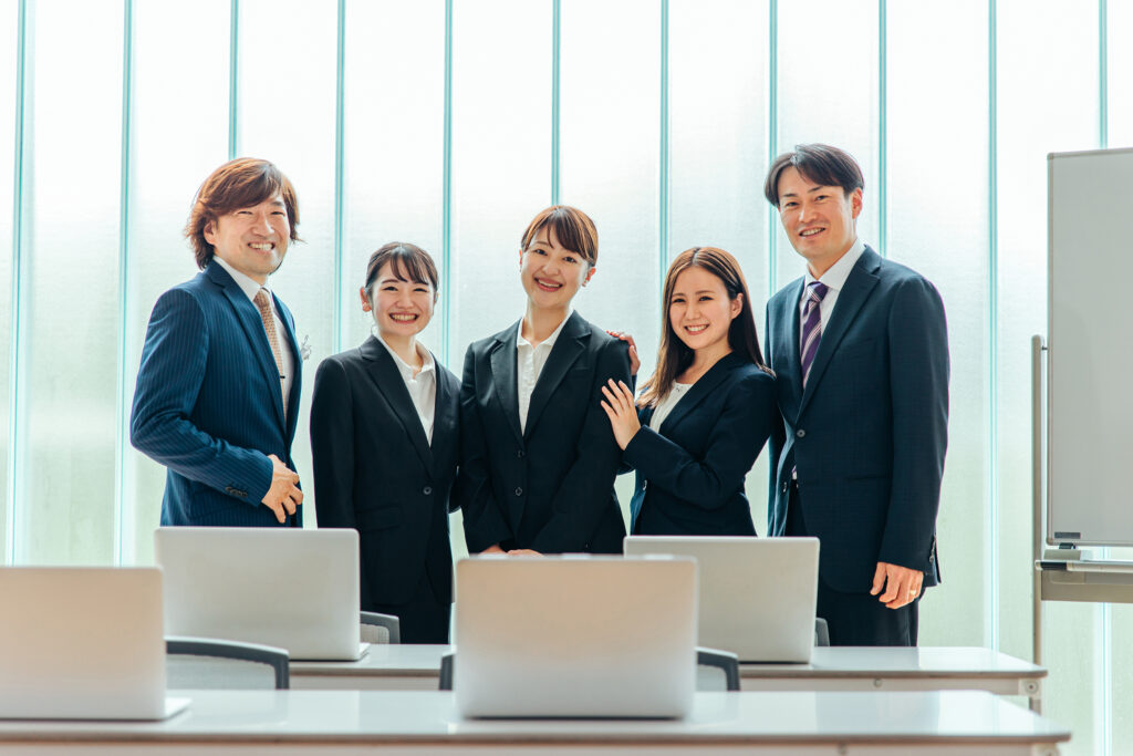 新入社員の日本人女性とビジネスマン