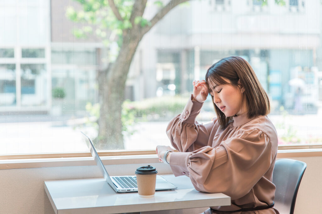 悩むビジネスウーマン