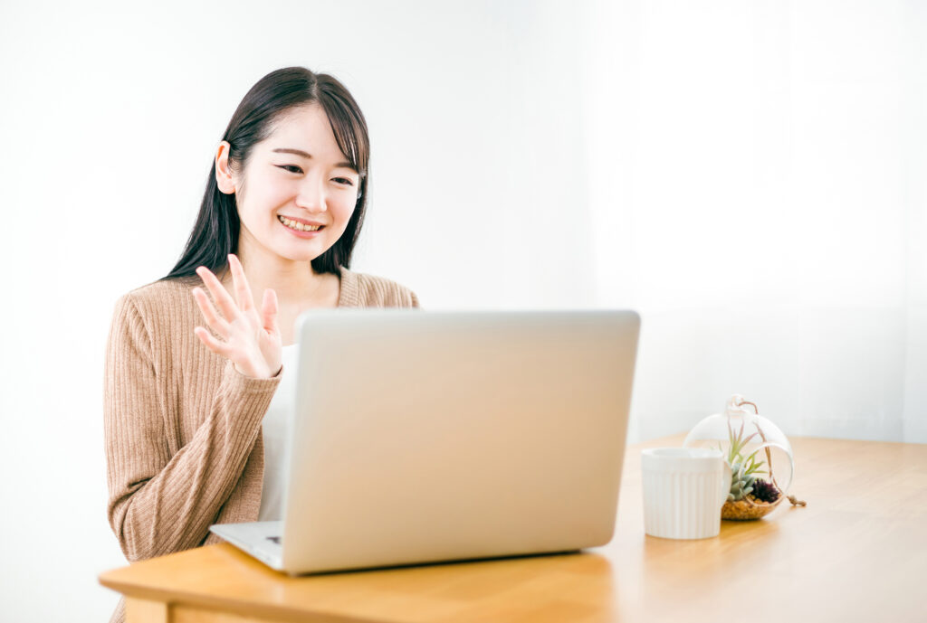 パソコンを使ってテレビ電話をする女性