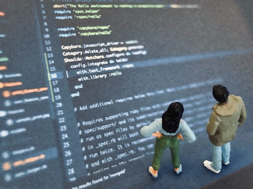 エンジニア2人が相談中