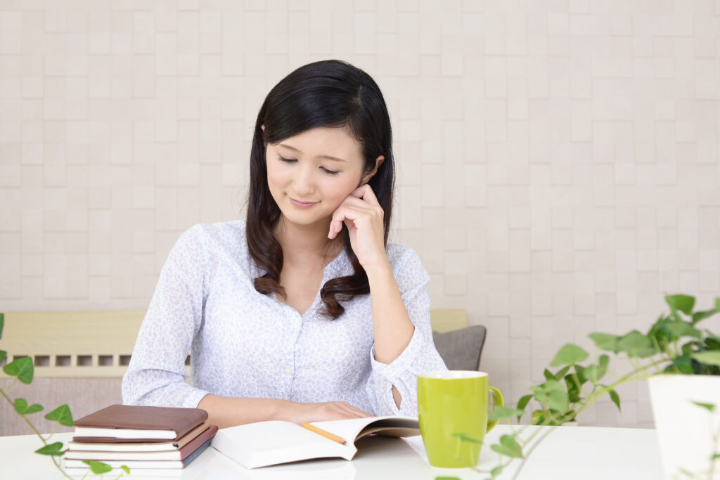 勉強をする女性