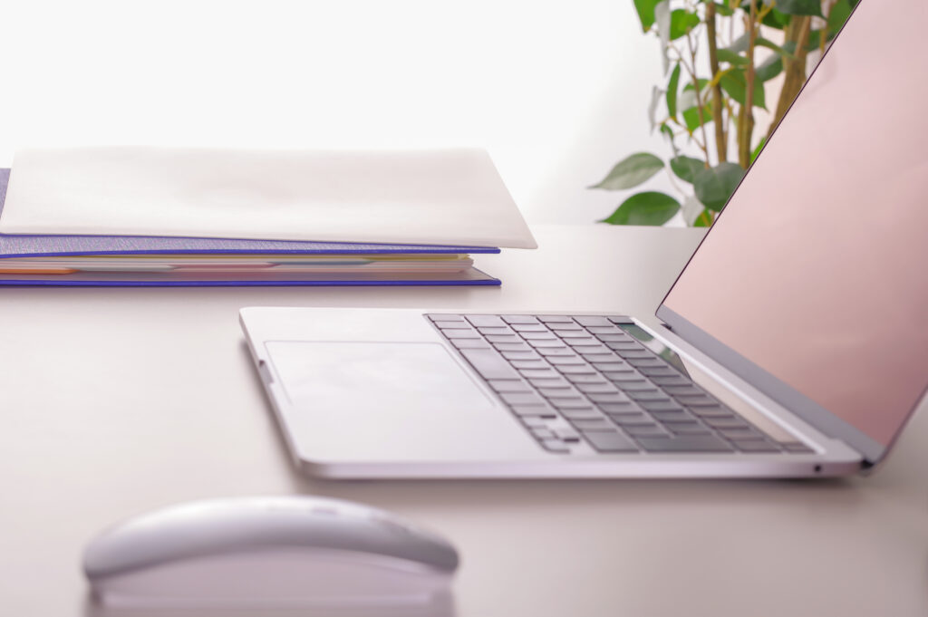 仕事場のデスク上のパソコン