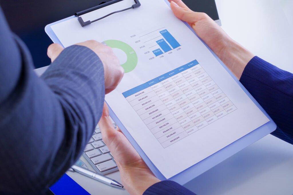 オフィスで仕事をする会社員