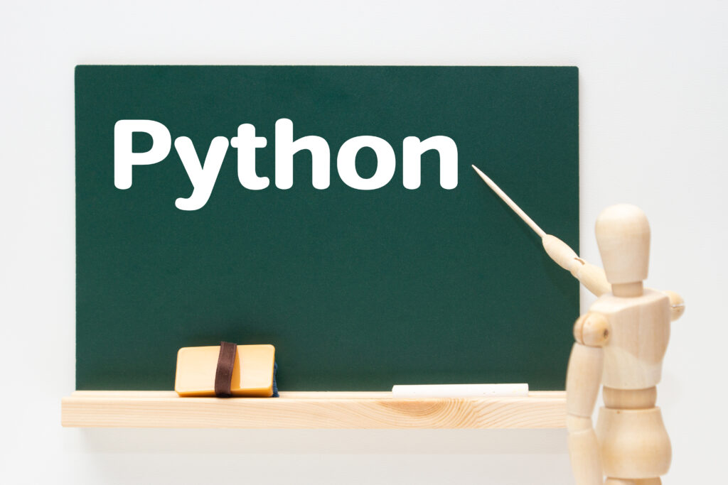 黒板のPythonを示すデッサン人形