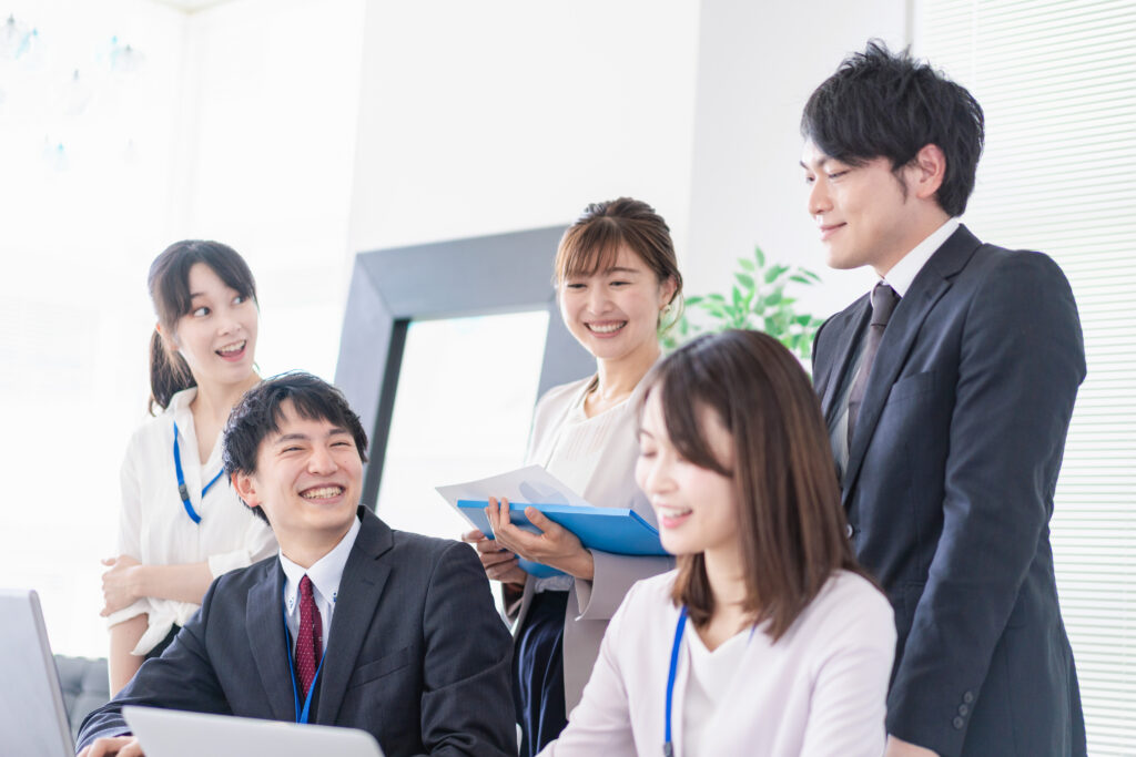 オフィスで働くビジネスパーソン