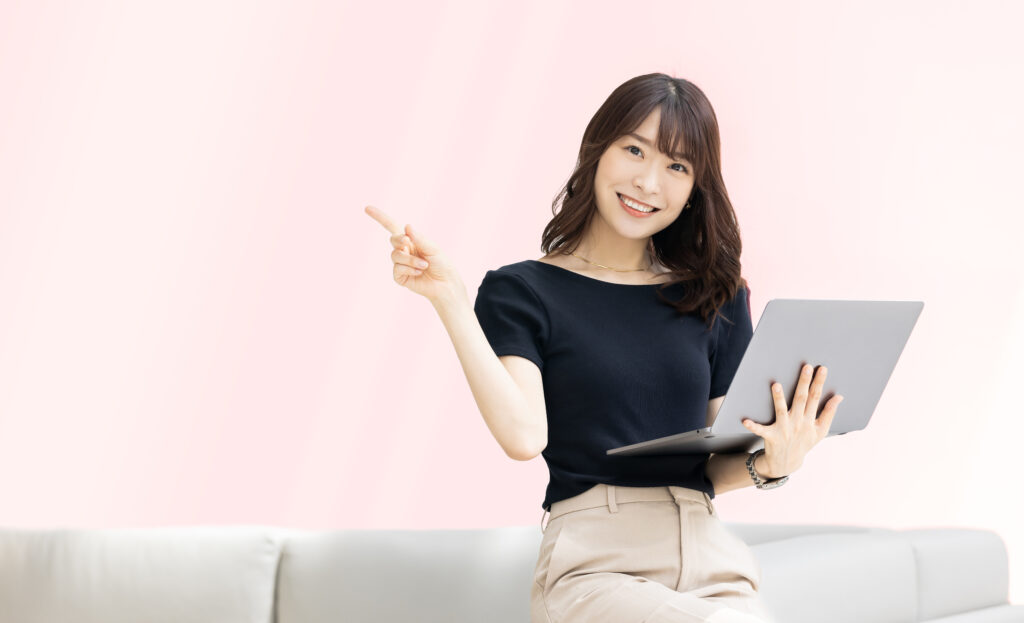 ノートパソコンを持つビジネスウーマン