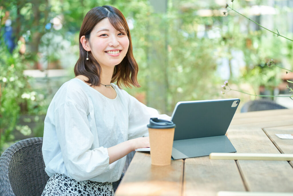 外で仕事をする女性