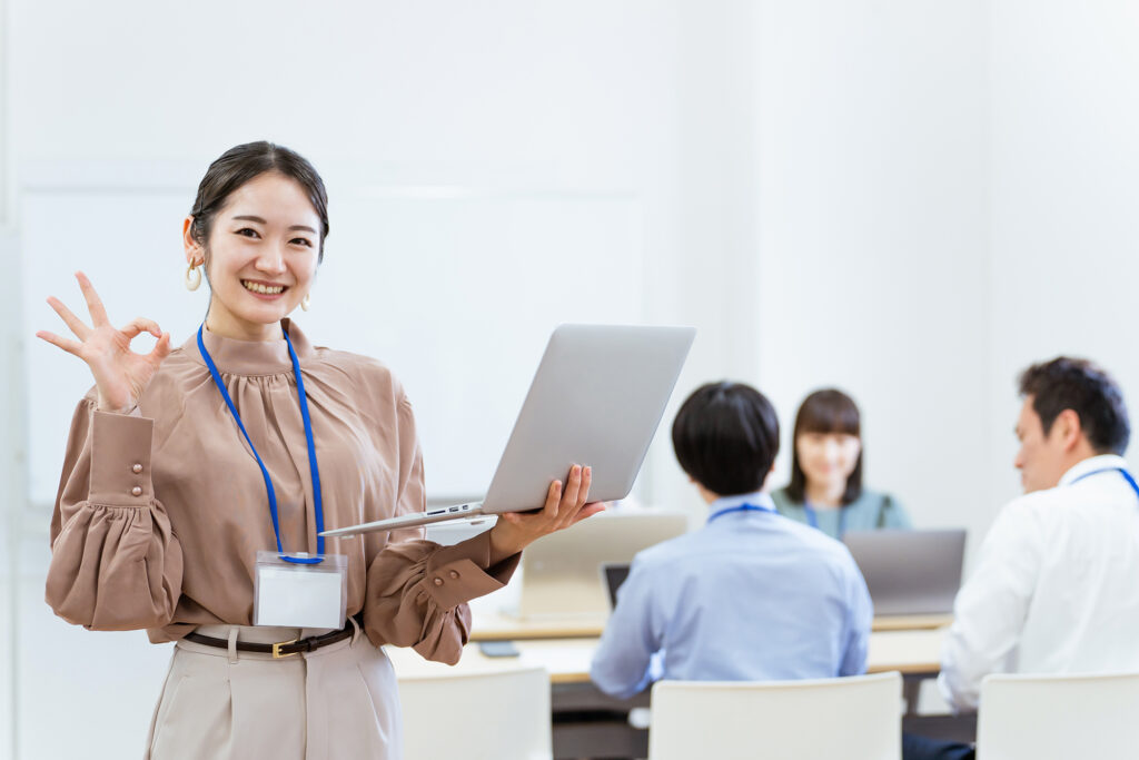 オフィスでノートパソコンを使う新入社員