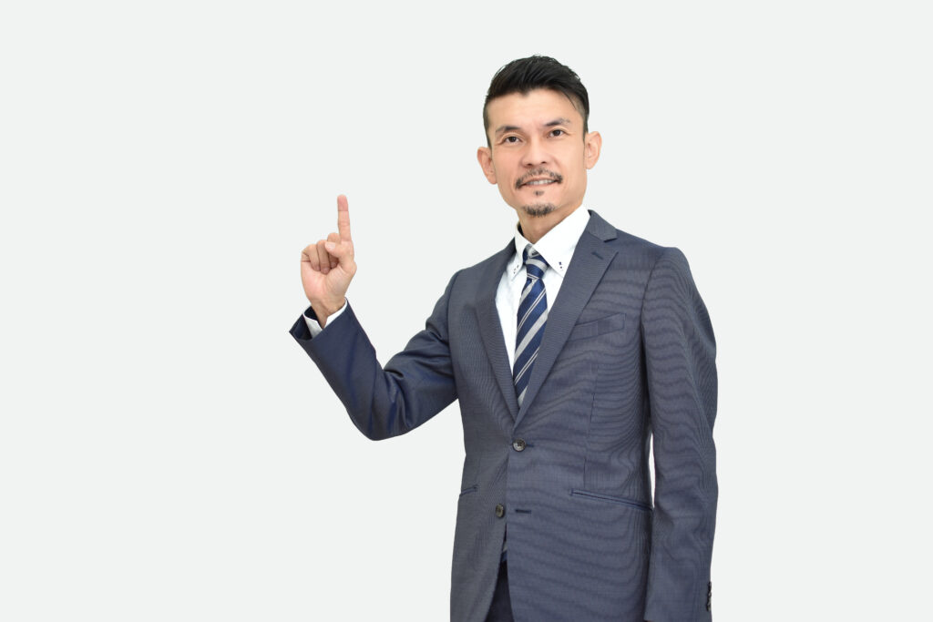 解説するビジネスマン