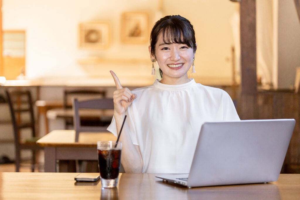 カフェでテレワークするビジネスウーマン