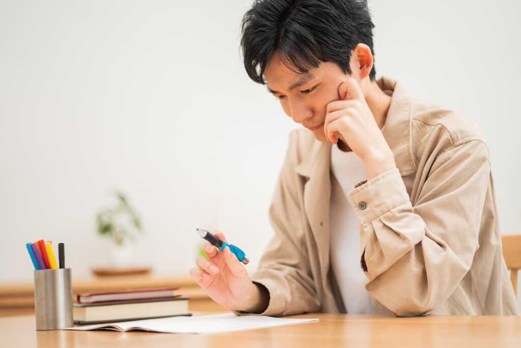 学ぶ男性